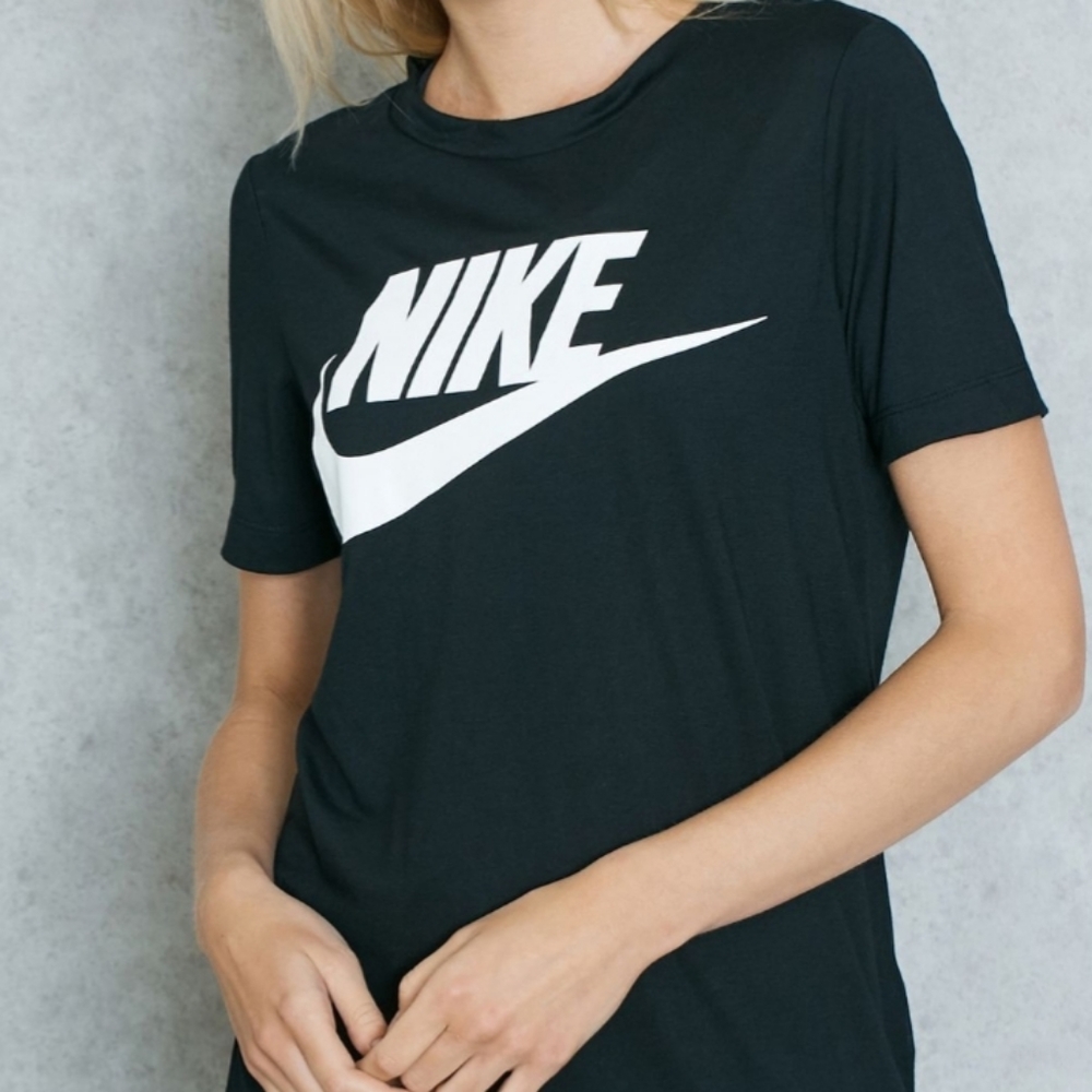 Womens Nike short sleeve tshirt